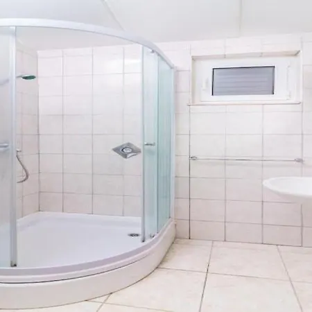 - Comfort One Bedroom E9 *