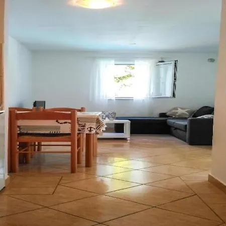 - Comfort One Bedroom E9 *